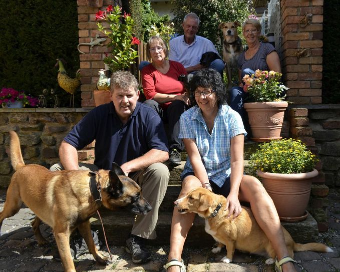 Martin und Iris Schmitz (vorne) führen in Morsbach eine Hundepension, die viele Stammkunden hat.