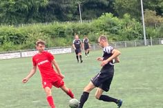 3:2 siegte der TuS Mayen gegen die SG Augst-Eitelborn. Tim Scheider (Mayen - Schwarzes Trikot) im Zweikampf mit Ryan Frantz.