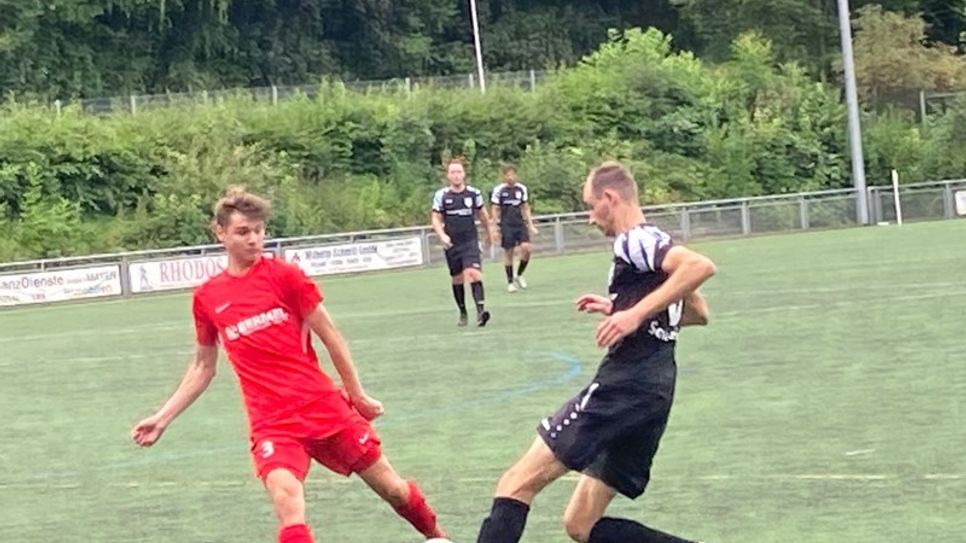 3:2 siegte der TuS Mayen gegen die SG Augst-Eitelborn. Tim Scheider (Mayen - Schwarzes Trikot) im Zweikampf mit Ryan Frantz.