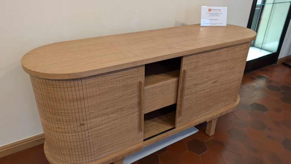 Naya Paluch hat bei Hauer Schreinerei und Innenausbau in Laufeld gelernt. Ihr Gesellenstück, ein Sideboard aus Kirschbaum-Holz, nimmt nun am Wettbewerb auf Landesebene teil.