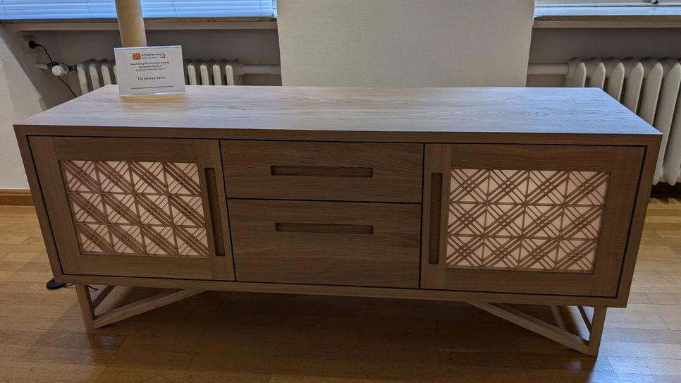 Das Sideboard aus Eiche von Till Romeo Sehn wird ebenso beim Wettbewerb „Gute Form“ teilnehmen. Sein Ausbildungsbetrieb ist die Möbelwerkstatt Gedert GmbH aus Starkenburg.