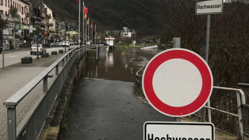 Derzeit steigt die Mosel stark an.