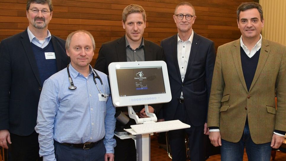 Stellten kürzlich das neue TeleDoc-System vor: (v.l.) Michael Franssen (Kreis Euskirchen), Prof. Dr. Dr. Michael Czaplik (Geschäftsführer »Docs in Clouds«), Landrat Markus Ramers, AOK-Regionaldirektor Helmut Schneider und Dr. Benedikt Zumbé (Arzt für Allgemeinmedizin).