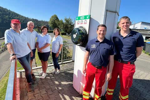 Vertreter von SG Linde und DLRG haben am Wachturm am Woffelsbacher Seeufer einen Automatisierten externen Defibrillator installiert, der der Bevölkerung rund um die Uhr für den Notfall zur Verfügung steht.