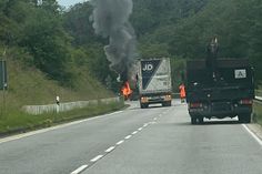 Ein LKW brennt derzeit auf der B259 zwischen Cochem und V