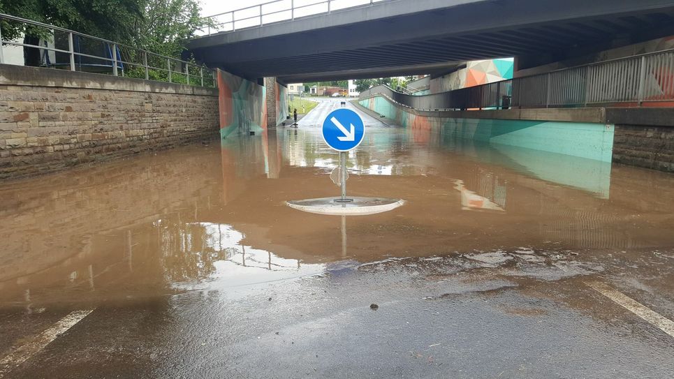 Gewitter über der Eifel: In Kall lief die Unterführung voll.