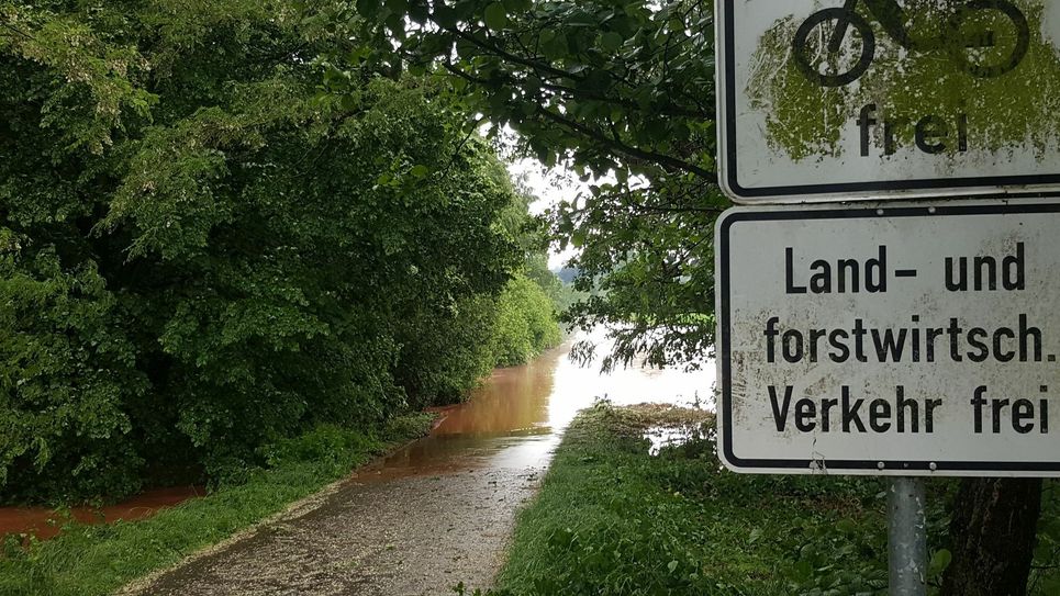 Auch bei Strempt bildeten sich schnell wahre Seenlandschaften. mn-Fotos