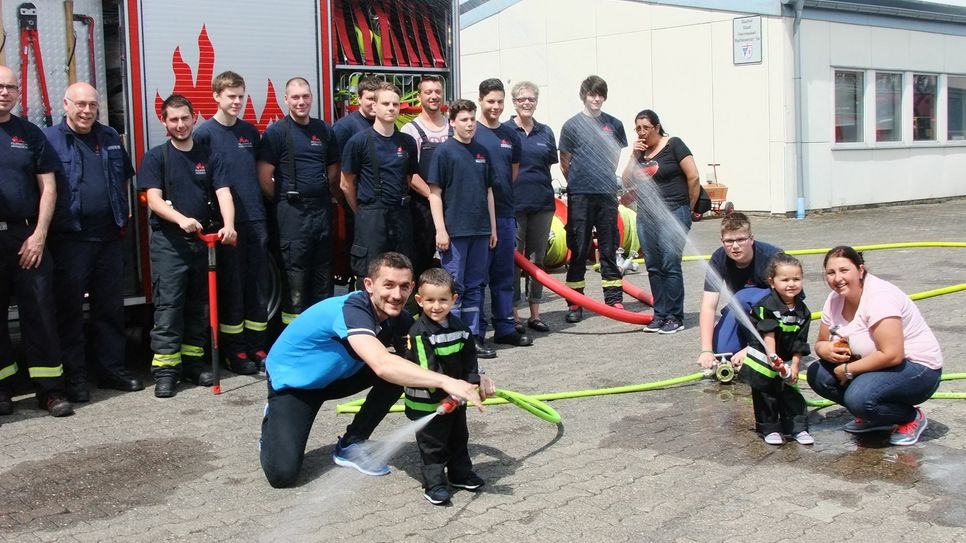 Ein Traum geht für den kleinen Dominik Warga (hier mit Vater Herbert, Schwester Jessica, Mama Larissa und den Hermeskeiler Wehrleuten) in Erfüllung, als er bei der Hermeskeiler Feuerwehr ein richtiges Feuer löschen konnte. Die improvisierte Löschübung wurde durch die Aktion Bruno Bear und der Mutterhaus-Klinik Trier möglich. Foto: Fischer