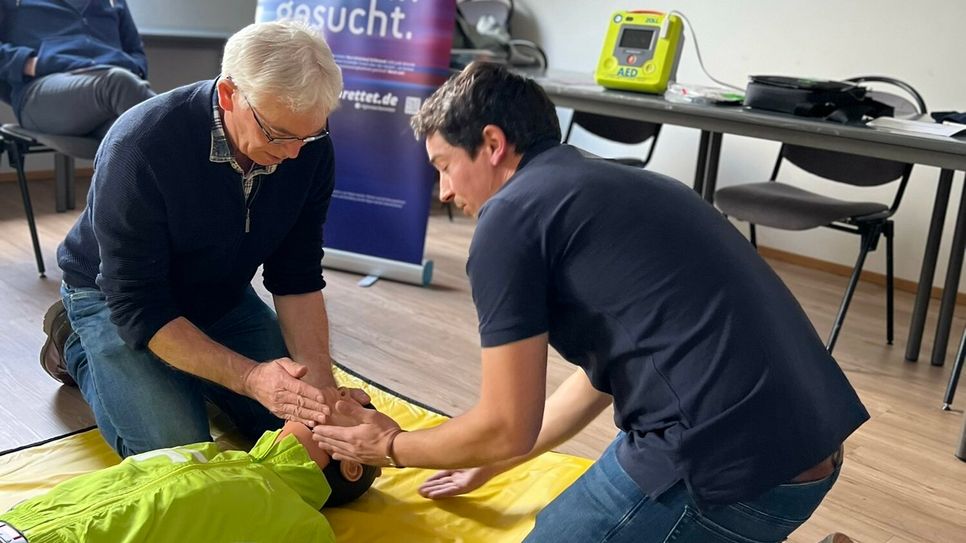 Der automatisierte externe Defibrillator kann ab sofort auch in Eicherscheid im Notfall eingesetzt werden. Am Feuerwehrhaus, wo er für Jedermann jederzeit zugäjnglich ist, demonstrieterte Rettungssanitäter Amyn Nachite (r.) nun den Umgang mit dem AED und das Verhalten in einem Notfall.