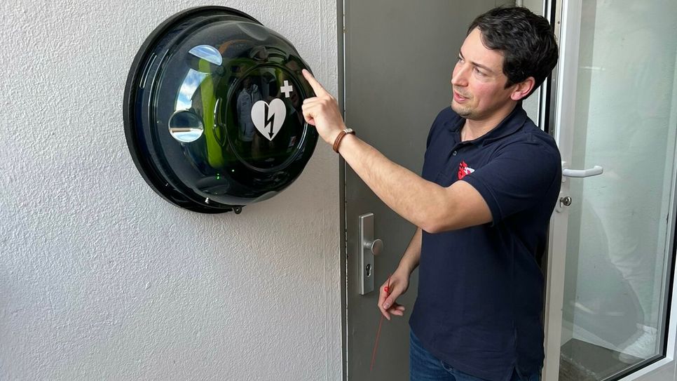 Der automatisierte externe Defibrillator kann ab sofort auch in Eicherscheid im Notfall eingesetzt werden. Am Feuerwehrhaus, wo er für Jedermann jederzeit zugäjnglich ist, demonstrieterte Rettungssanitäter Amyn Nachite (r.) nun den Umgang mit dem AED und das Verhalten in einem Notfall.