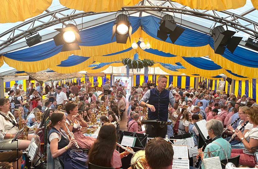 Blasmusik zum Oktoberfest und DJ-Stimmung bei der Halloween-Party im Kesternicher Dorfgemeinschaftshaus.