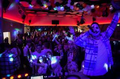 Blasmusik zum Oktoberfest und DJ-Stimmung bei der Halloween-Party im Kesternicher Dorfgemeinschaftshaus.