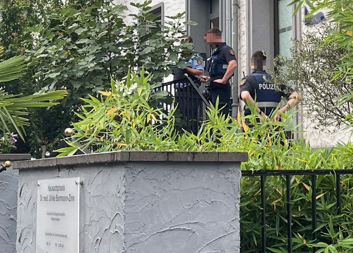Beamte der Polizei Cochem an einer der Arztpraxen, in die in der vergangenen Nacht eingebrochen wurde.