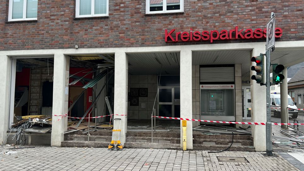 Unbekannte haben in der Nacht auf den 20. Dezember 2023 den Geldautomaten der KSK-Filiale in Kuchenheim gesprengt. Durch die Detonation wurden auch Gebäude in der Nachbarschaft in Mitleidenschaft gezogen.