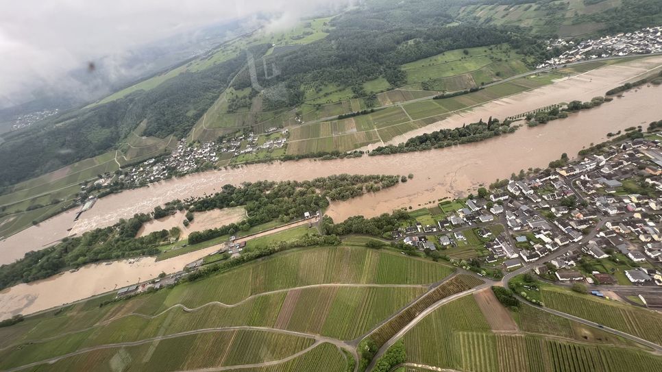 Durch anhaltenden Regen stiegen im Mai dieses Jahres die Pegel von Leuk, Saar, Ruwer und Mosel stark an. Im Kreis Trier-Saarburg waren zahlreiche Ortsgemeinden von Überschwemmungen betroffen und es mussten mehr als 350 Menschen vorsorglich evakuiert werden. Unser Foto zeigt das Ausmaß der Flut.