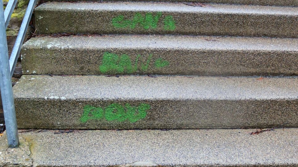 Unbekannte haben Teile des neu gestalteten Europaplatzes und des Treppenaufgangs zur Stadtmauer beschmiert.