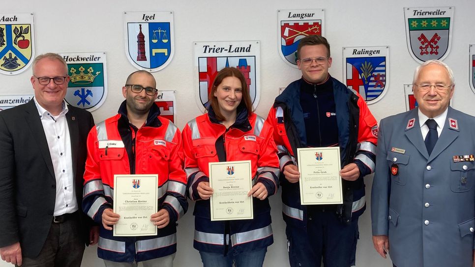 Unser Bild zeigt von links nach rechts: Bürgermeister Michael Holstein, Christian Kreinz, Sonja Kreinz, Felix Grub und MHD-Kreisbeauftragter Hermann Hurth.