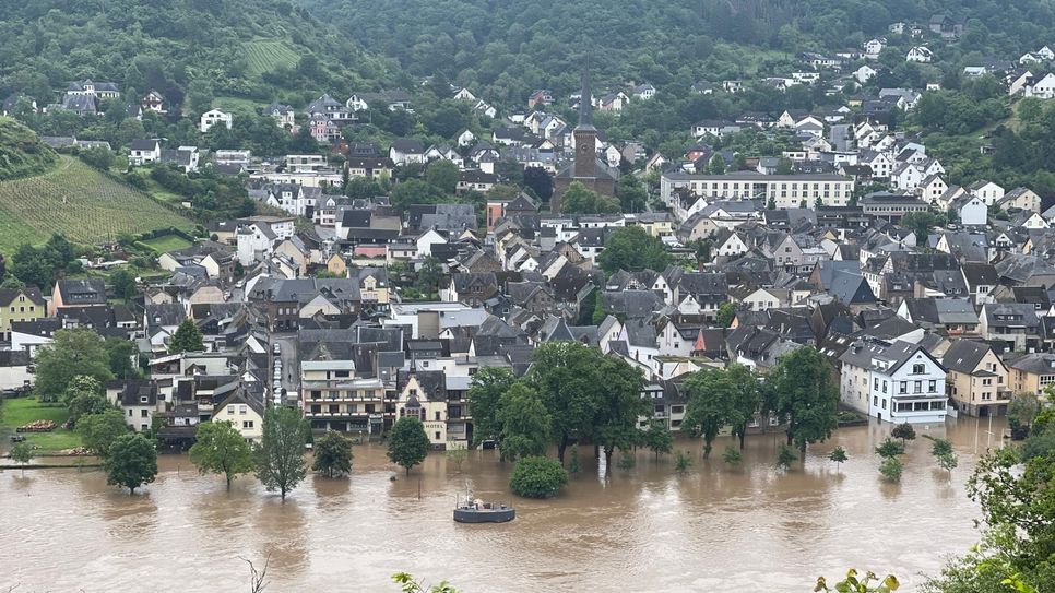 Das "Klösterchen Treis" während des Hochwassers an Pfingsten .