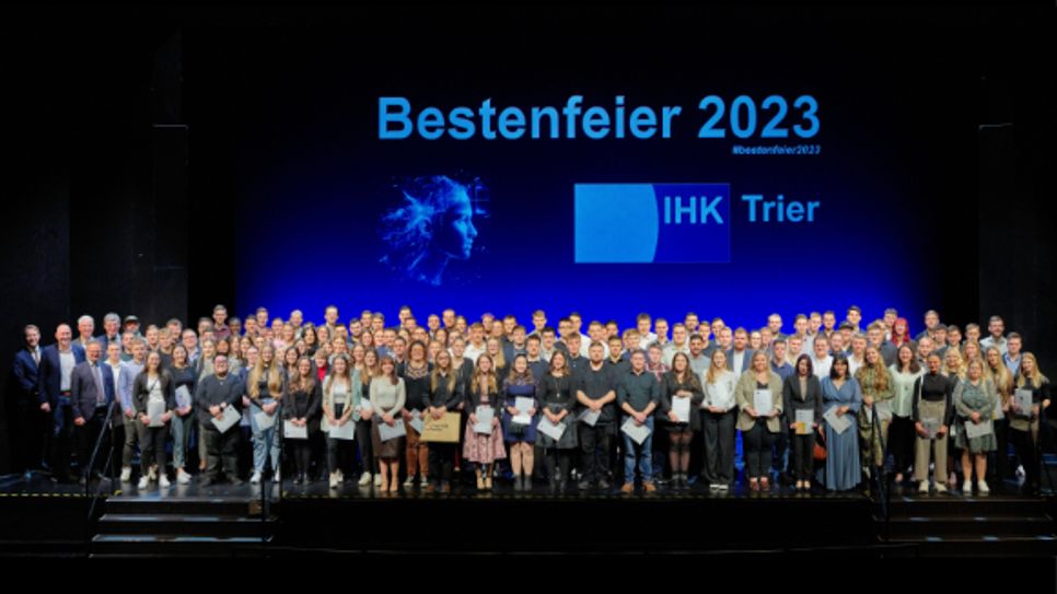 Die besten Auszubildenden der Region Trier beim Abschlussbild im Theater Trier.