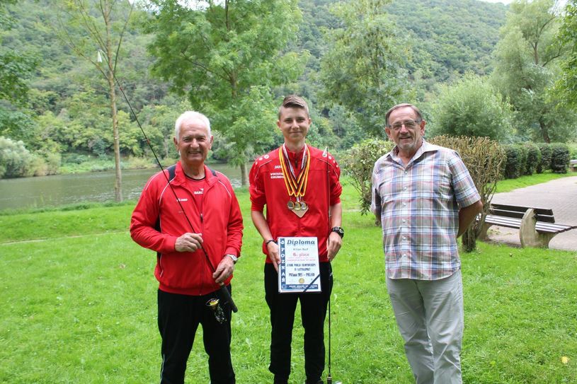 Kilian Reif (Mitte) mit seinem Trainer Otmar Balles (links) und Klaus Brixius, Geschäftsführer des Landesfischereiverbandes Rheinland-Rheinhessen.