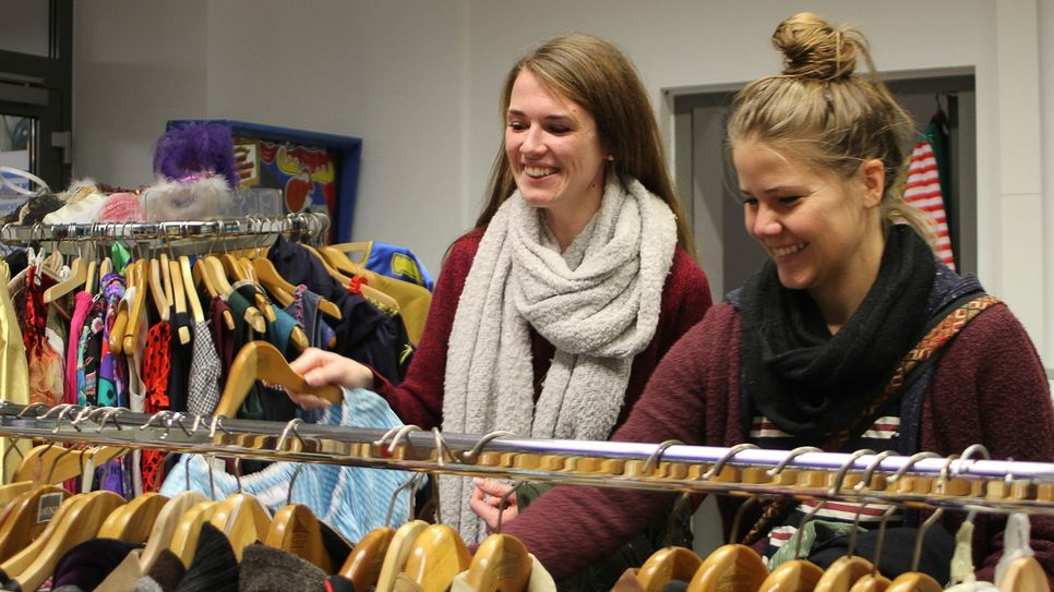 Zwei Kundinnen stöbern im Ständer mit den Fastnachtskostümen. Insgesamt kamen rund 400 Besucher zum Second-Hemd-und-Hose-Markt. Foto: FF