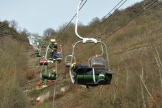 Die Retter müssen jeweils von einem Mast zur betroffenen Gondel kommen. Sind sie dort angekommen, beginnt das Zusammenspiel mit den Kräften am Boden.