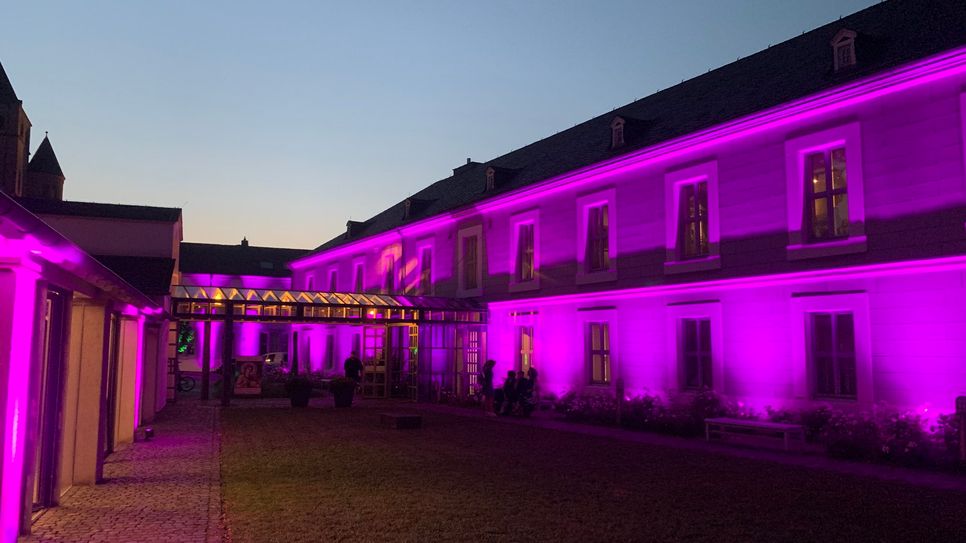 Bunte Beleuchtung des Museums am Dom in der Museumsnacht.