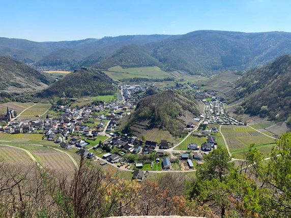 Blick auf Mayschoß von der Aussichtskanzel auf dem Mönchsberg.