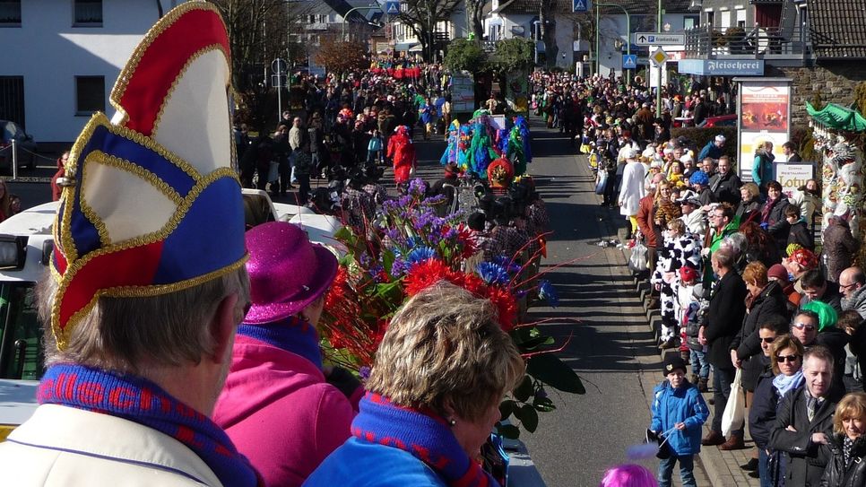 Hoffentlich bei gutem Wetter wollen die Jecken den Straßenkarneval in allen Zügen genießen. Der Höhepunkt in der Session einer jeden Tollität: »D´r Zoch« durch die Straßen des Monschauer Landes, hier in Simmerath.