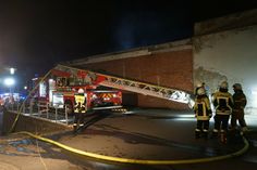 Am Donnerstagabend, 7. März, kam es gegen 19.20 Uhr zu einem Großeinsatz der Feuerwehren in der Stadt Bitburg. Gemeldet wurde eine unklare Rauchentwicklung aus einem Gebäude. Als die Feuerwehr vor Ort eintraf, stellte sich heraus, dass ein altes Bankgebäude bereits im Vollbrand stand.