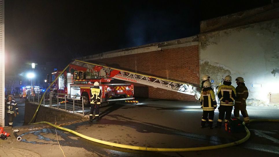 Am Donnerstagabend, 7. März, kam es gegen 19.20 Uhr zu einem Großeinsatz der Feuerwehren in der Stadt Bitburg. Gemeldet wurde eine unklare Rauchentwicklung aus einem Gebäude. Als die Feuerwehr vor Ort eintraf, stellte sich heraus, dass ein altes Bankgebäude bereits im Vollbrand stand.