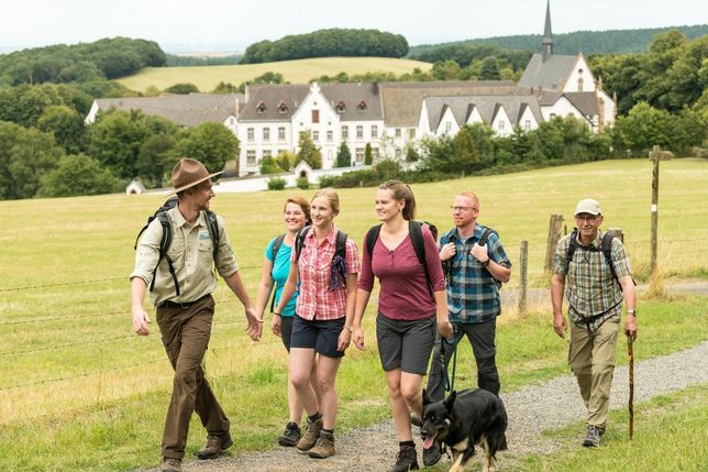 Bei der Rangertour Abtei Mariawald am 31. Juli erwartet die Teilnehmenden ein Blick über den Tellerrand – sie erfahren am Welt-Ranger-Tag mehr über diesen besonderen Beruf. Die kostenfreie Wanderung beginnt um 14 Uhr am Parkplatz der Abtei Mariawald.