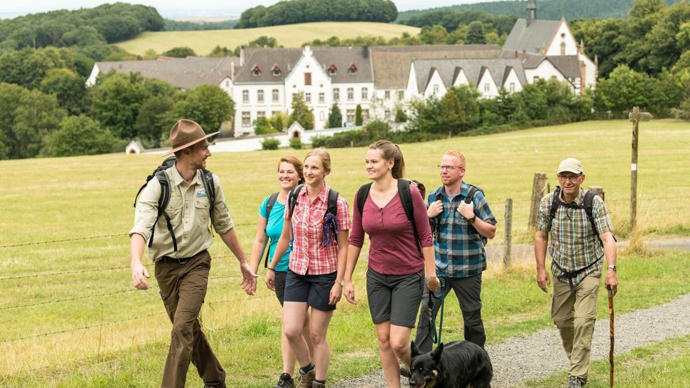 Bei der Rangertour Abtei Mariawald am 31. Juli erwartet die Teilnehmenden ein Blick über den Tellerrand – sie erfahren am Welt-Ranger-Tag mehr über diesen besonderen Beruf. Die kostenfreie Wanderung beginnt um 14 Uhr am Parkplatz der Abtei Mariawald.