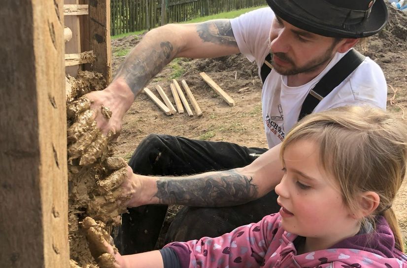 Beim vergangenen Wettbewerb hatte die Kita Maarwichtel aus Meerfeld gewonnen. Unter Anleitung von Zimmerer Niklas Broos entstand  im Rahmen des Wettbewerbs binnen einer Woche eine Hütte in traditioneller Fachwerkbauweise.