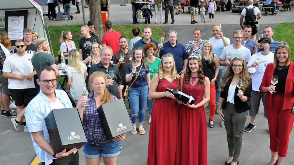 Gelebte Freundschaft und Verbundenheit der Menschen zweier Wein- und Flusslandschaften (v. l.): Eric Andre, Laura Göbel, die Ernster Weinmajestäten, Weinprinzessin Marie und Weinkönigin Sarah, Linda Trarbach, Ahr-Weinkönigin, und Julia Gries, Mosel-Weinprinzessin.