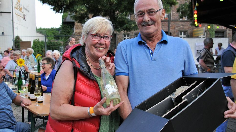 Hans Gerd Pellens und Kathi Eyckmann aus Walbeck - beide machten mit Freunden Urlaub an der Mosel - haben gerne mitgeboten, weil sie helfen wollten und "weil es die Weine in diesem Karton in zwei Jahren nicht mehr geben wird".