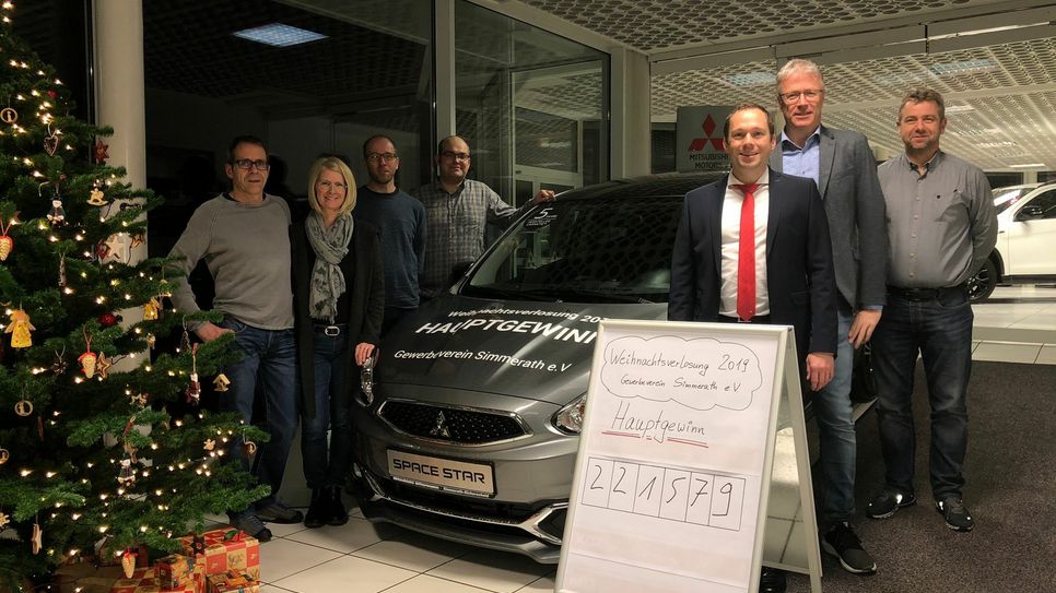 Der Vorstand des Gewerbevereins Simmerath und die Unternehmer-Familie Ofermmann zogen die Gewinnkombination »221 579«, die einen Mitsubishi Space Star aus dem Eicherscheider Autohaus wert ist. Foto: T. Förster