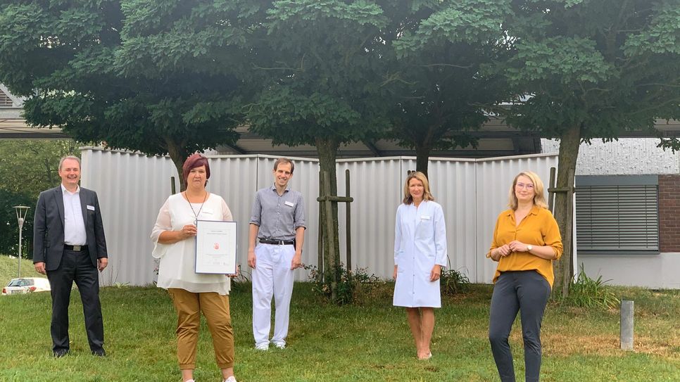 Rainer Frischmann (Krankenhausdirektor), Susanne Sabel (Hygienefachkraft), Konrad Härtel (Assistenzarzt Innere Medizin und Koordinator der ASH-Lenkungsgruppe), Dr. med. Elena Ribel (Ärztliche Direktorin) und Kristina Theodoropoulos (Pflegedirektorin) mit dem Bronze-Zertifikat der „Aktion Saubere Hände“. (Foto: Hunsrück Klinik)