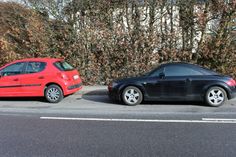 „Ach, wie gut, dass niemand weiß...“ Ärger mit dem Falschparken gibt es in der Jennepeterstraße, dafür Knöllchen an Wochenenden. Foto: Günther Sander