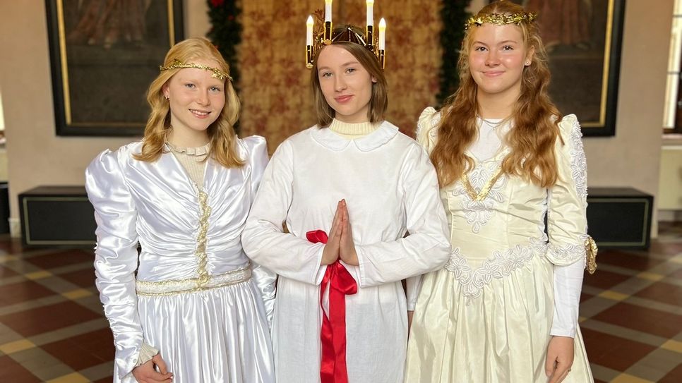 Die Christkinder Marie-Blanche (l.) und Inga (r.) erscheinen täglich um 17, 18 und 19 Uhr am Meroder Schloss, besuchen aber auch Seniorenheime. Die heilige Lucia (Bildmitte) wird am 13. und 16. Dezember zu erleben sein.