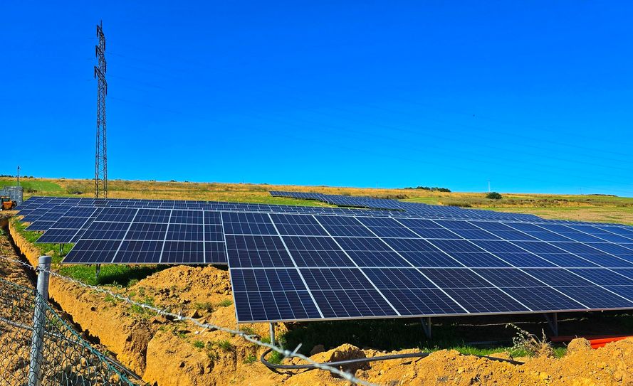 Jeden Tag wächst der erste Solarpark der VG Kirner Land, in naher Zukunft wird der Strommast im Hintergrund ausgetauscht, um den produzierten Solarstrom direkt einspeisen zu können.