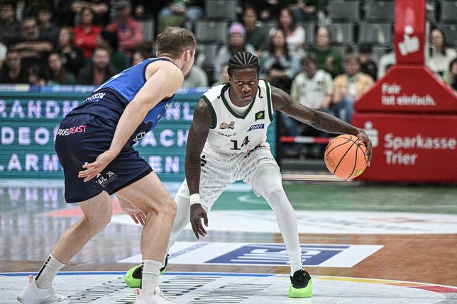 Neuzugang Amir Hinton, mit der Nummer 14 bei den Gladiators Trier.