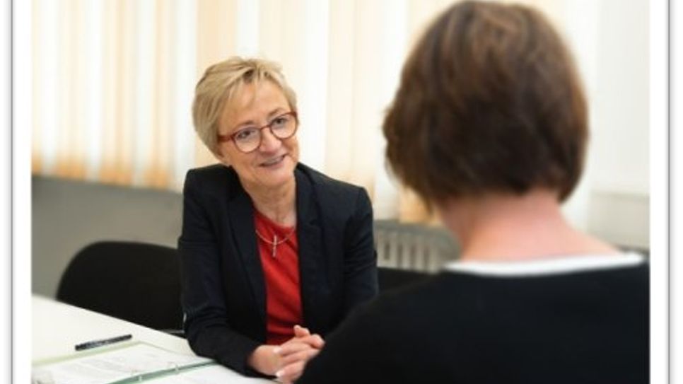 Im Gespräch: Die Bürgerbeauftragte Barbara Schleicher-Rothmund.