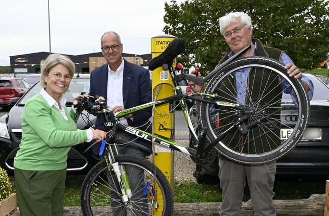 Probierten sich gleich einmal selbst an der neuen "ADAC Radservice-Station" am Krewelshof Obergartzem (v. l.): Eigentümerin Danielle Bieger, Walter Kaulen, Vorstandsmitglied für Ortsclubangelegenheiten beim "ADAC Nordrhein e.V." und Hofbauer Theo Bieger.