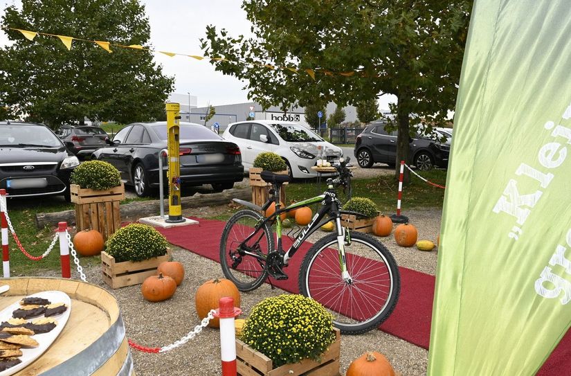 Zur Feier des Tages waren die Station mit rotem Teppich und hofeigenen Kürbissen herbstlich geschmückt, dazu gab es Kürbis- oder Apfelsecco aus eigener Herstellung, selbstgebackene Kekse und mehr.