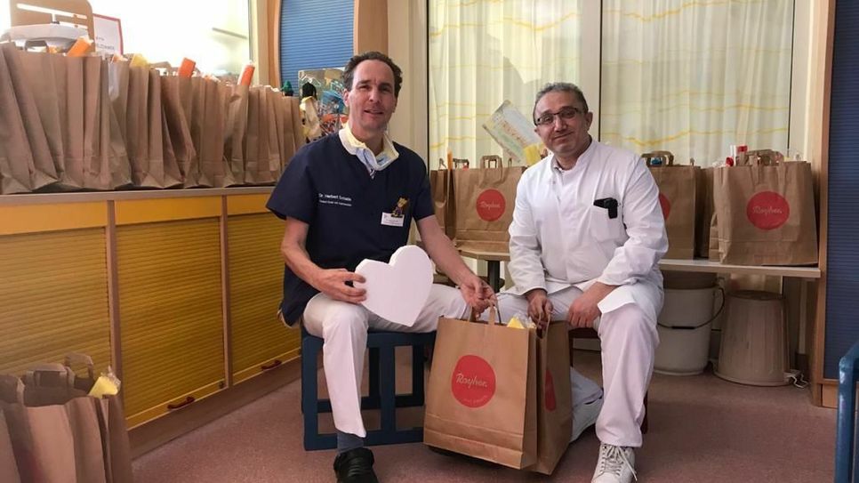 Die Chefärzte der Kinderklinik, Dr. Herbert Schade und Wael Shabanah, werden als Boten tätig.