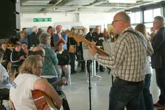 Highlight der Eröffnung waren nicht nur die 128 ausgestellten Bilder, sondern auch der Auftritt der Band "Handycaps".