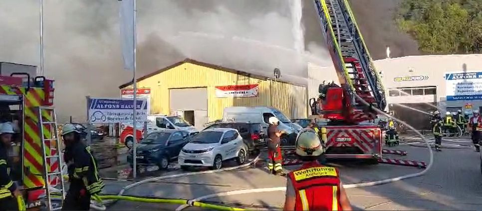 Seit zwei Stunden sind Feuerwehrleute vor Ort, das Feuer entflammt immer wieder neu.