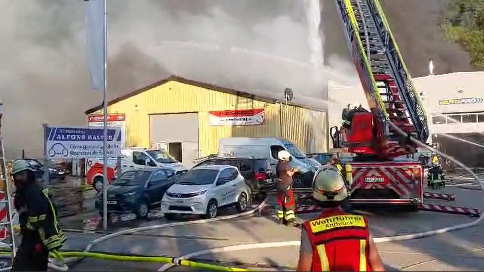 Seit zwei Stunden sind Feuerwehrleute vor Ort, das Feuer entflammt immer wieder neu.