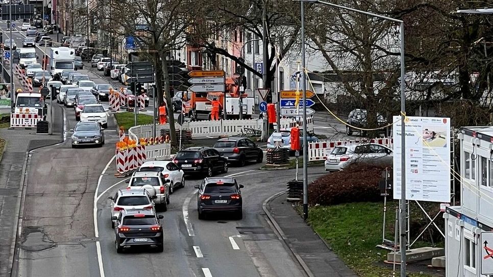In der Bonner/Kölner Straße wird gerade die Sperung der Abbiegespuren eingerichtet (Stand Freitagmittag)